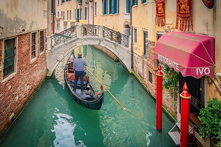 Italy Tours 4 Italy travel experiences including cooking classes, wine tastings, historic villages, and romantic gondola rides